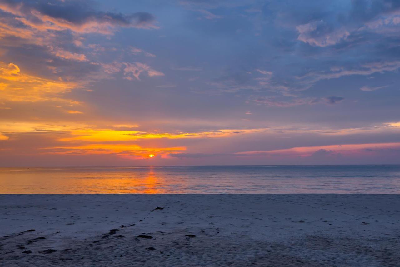 Outrigger Khao Lak Beach Resort - Sha Extra Plus المظهر الخارجي الصورة Sunset over the Gulf of Riga