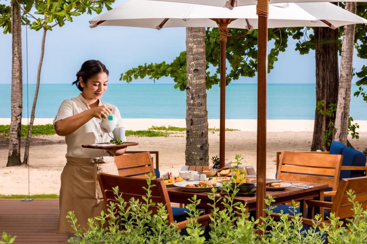 Outrigger Khao Lak Beach Resort - Sha Extra Plus المظهر الخارجي الصورة A Thai waitress at a resort
