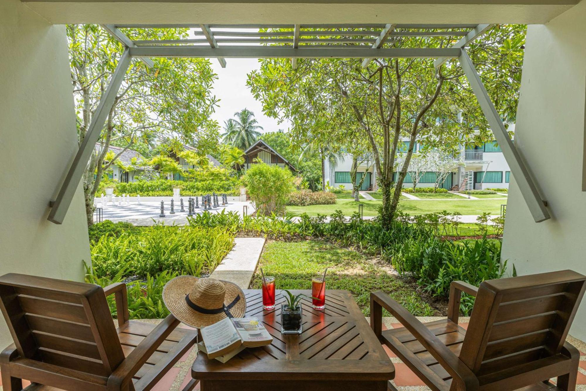 Outrigger Khao Lak Beach Resort - Sha Extra Plus المظهر الخارجي الصورة The resort's garden